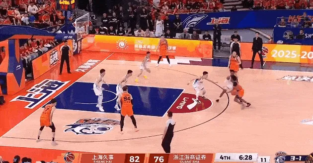 张镇麟身后追防大帽布朗，古德温挑篮打成2+1再领先9分
